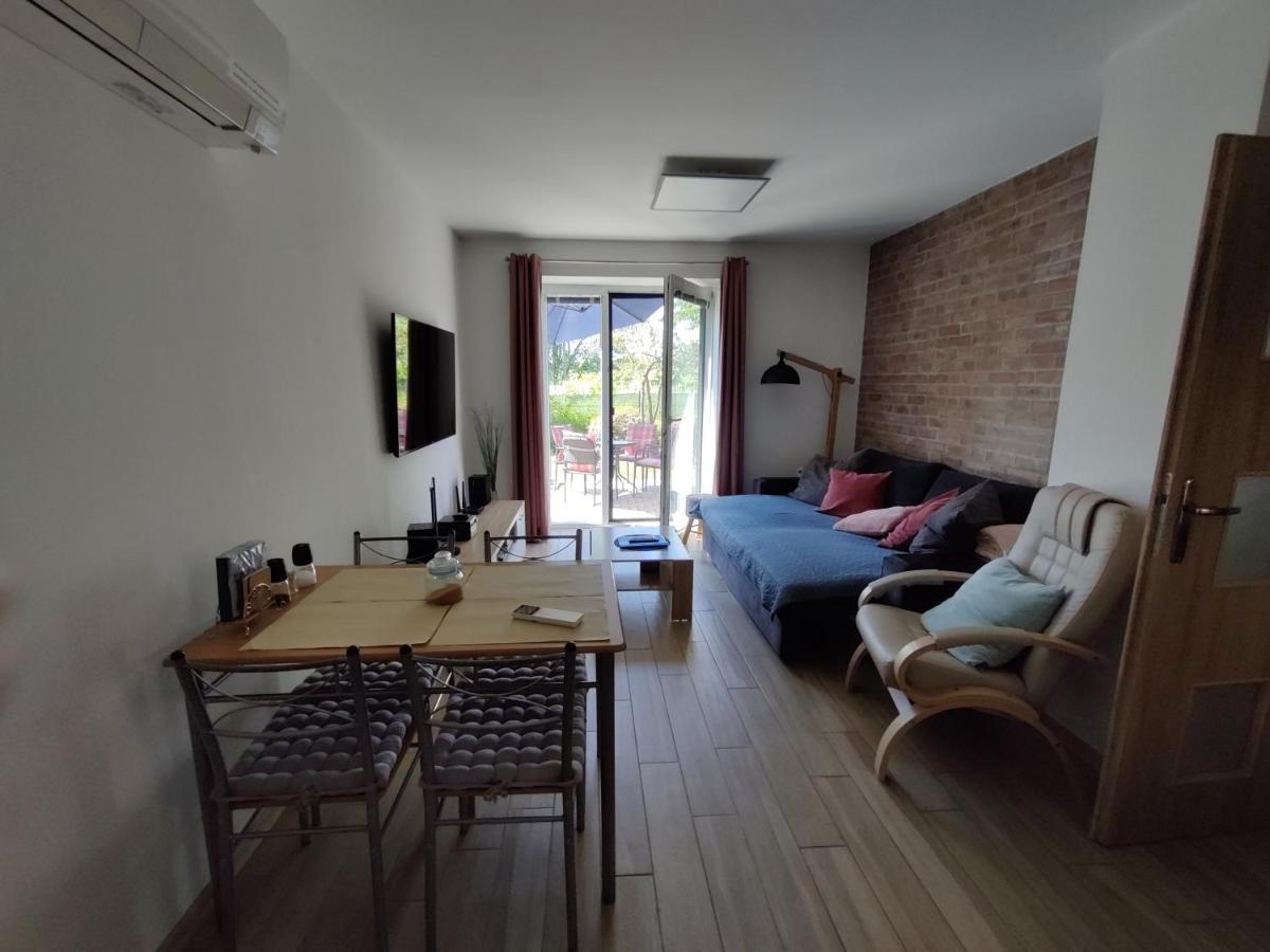 Apartman Pod Lipou - Samostatny Objekt Jaroměř Exterior foto