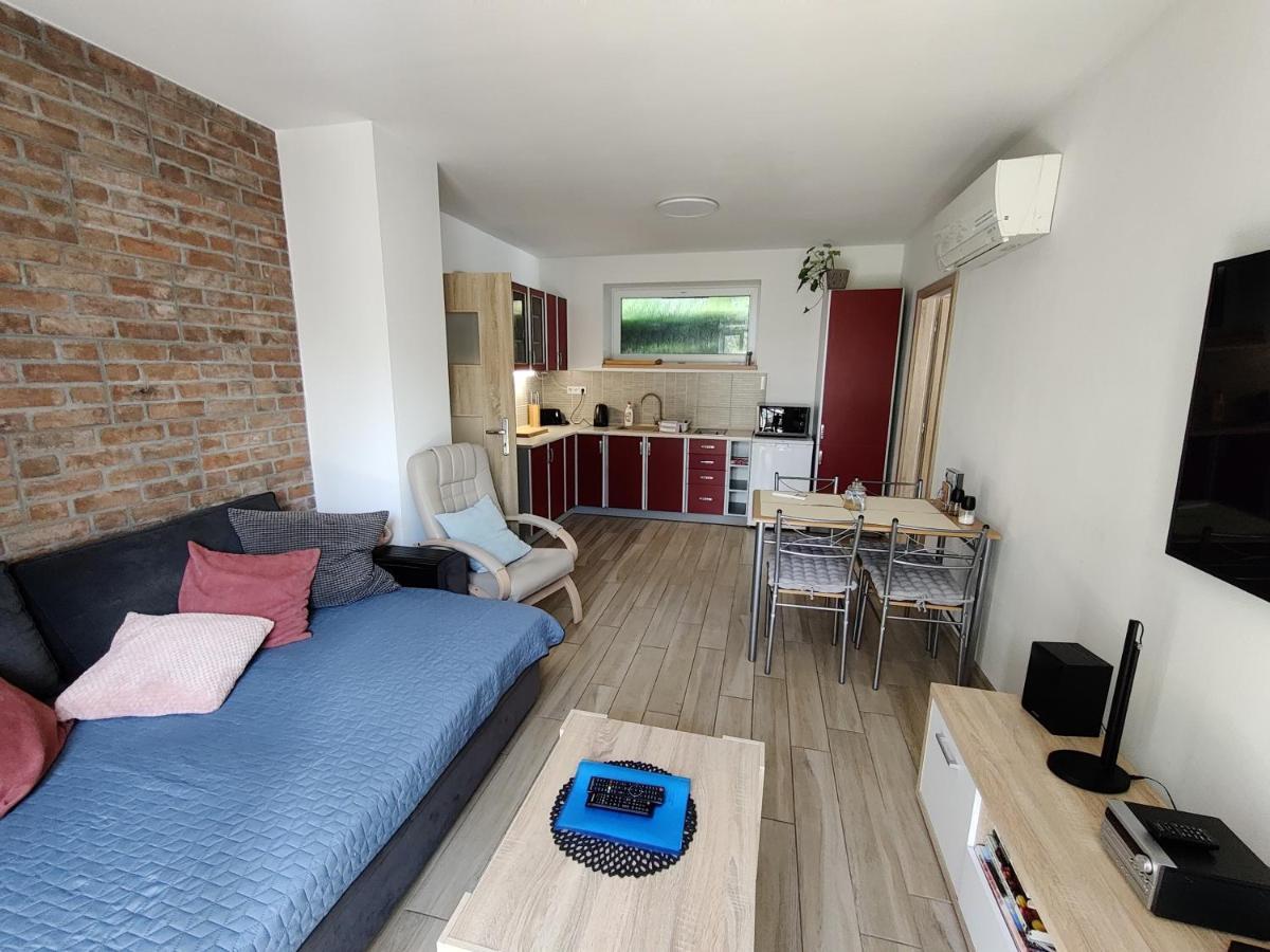 Apartman Pod Lipou - Samostatny Objekt Jaroměř Exterior foto